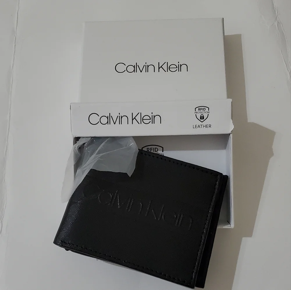 🤩New in box authentic Calvin Klein genuine leather Mens black wallet